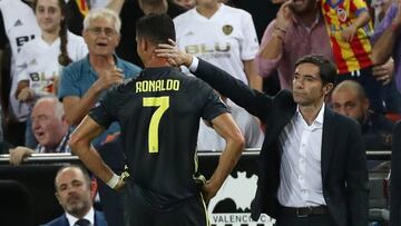 Marcelino consuela a Cristiano tras su expulsión.