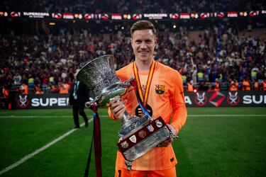Los jugadores del FC Barcelona celebran sobre el terreno de juego la victoria en la final de la Supercopa de España.