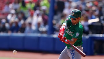 AME671. GUADALAJARA (MÉXICO), 01/02/2026.- Víctor Mendoza de México Verde batea este sábado, durante un partido de La Serie del Caribe de Béisbol 2026 entre México Verde y Puerto Rico, celebrado en el Estadio Panamericano Charros de Jalisco en Guadalajara (México). EFE/ Francisco Guasco