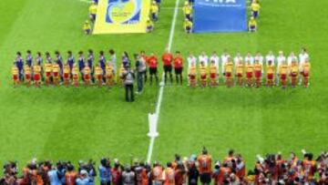 Las jugadoras de Jap&oacute;n y Estados Unidos antes de la final del Mundial 2011 disputada en el estadio de Fr&aacute;ncfort con hierba natural.
 