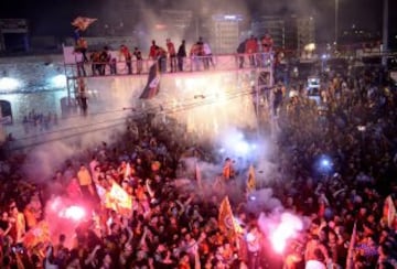 Fan芍ticos del equipo Galatasaray celebran, la Superliga de Campeones de Turqu赤a, en Estambul (Turqu赤a). El Galatasaray logr車 su vig谷simo t赤tulo de campe車n de la Liga turca, tras el empate (2-2) cosechado hoy por el Fenerbahce, segundo clasificado, en su visita al campo del Istanbul Basaksehir.