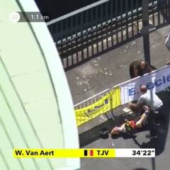 Dura caída de Van Aert con una valla: evacuado y adiós al Tour
