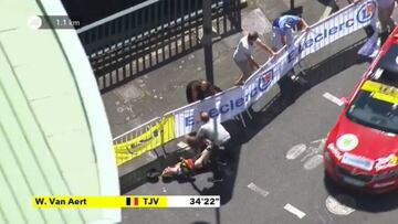 Van Aert, tendido en el asfalto tras su caída.