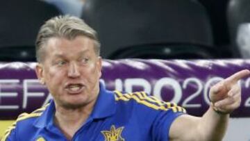 El entrenador Oleg Blokhin gesticula durante el encuentro entre Ucrania y Francia.