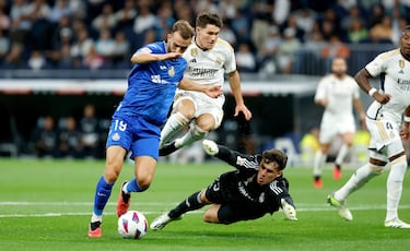 Error de Fran García en su pase atrás, sin que llegue Alaba, y apareciendo Mayoral para el mano a mano. 