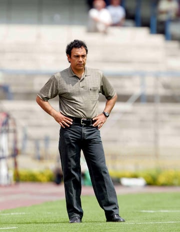 FUTBOL MEXICANO CLAUSURA 2005 
MEXSPORT DIGITAL IMAGE 
10 April 2005: Action photo of Hugo Sanchez coach of Pumas of UNAM against Puebla, during week 12 game of the 2005 Torneo de Clausura./Foto de accion de Hugo Sanchez entrenador de los Pumas de la UNAM ante Puebla, durante juego de la semana 12 del Torneo de Clausura 2005. MEXSPORT/OMAR MARTINEZ