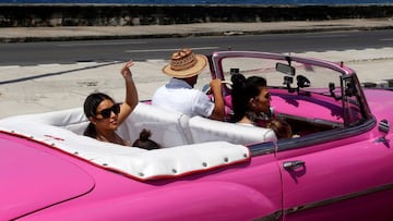 Kim Kardashian saluda desde el asiento trasero de un deszcapotable de época de color rosa en el Malecon de La Habana, Cuba, el 5 de mayo de 2016.