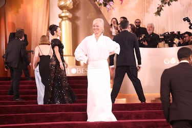 Pamela Anderson posa en la alfombra roja de la 83.ª edición de los Globos de Oro, celebrada en el Beverly Hilton.