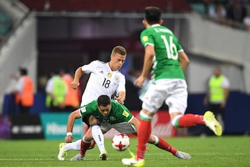 Joshua Kimmich le hace falta a Javier Hernández.