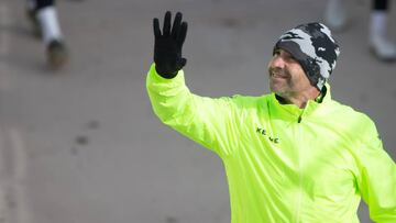 Paco J&eacute;mez saluda a la afici&oacute;n durante un entrenamiento.