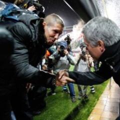 Los saludos de Simeone con Mourinho, Ancelotti y Benítez