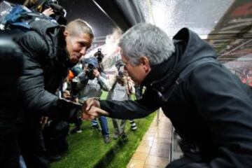 Saludo entre José Mourinho y Simeone antes del partido entre el Atlético de Madrid y Real Madrid que se disputó el 11 de abril de 2012. 
