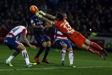 Andrés Fernández saca un balon de la cabeza de Benzema.