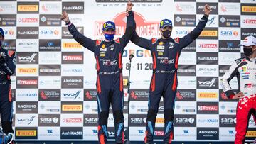 Dani Sordo en el podio de Cerdeña en 2020.