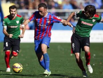 El jugador del Levante Jordi Xumetra, y Ander Iturraspe, del Athletic de Bilbao, disputan el balón durante el partido de la vigésimo primera jornada de la Liga BBVA que ambos equipos disputaron hoy en el estadio Ciudad de Valencia.