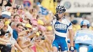 <b>BESO AL ANILLO. </b>Aitor González llegó a la meta de Nimes sobrado y tuvo tiempo de besar el anillo que le regaló su novia y que cuelga de su cadena.