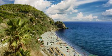 En el paraje natural de los Acantilados de Maro se esconde esta pequeña playa salvaje considerada como una de las mejores de España. 500 m de extensión forman esta playa compuesta de arena gruesa y abrupta vegetación. Sus aguas son limpias y transparentes, lo que resulta perfecto para la práctica de snorkel o submarinismo. Existe una ruta para realizar en kayak que va desde Burriana hasta esta playa. A lo largo de todo el recorrido se puede disfrutar de las diversas cascadas que lo conforman, así como de las cuevas de roca caliza. La playa dispone de aparcamiento para coches situado a escasos metros de la playa.