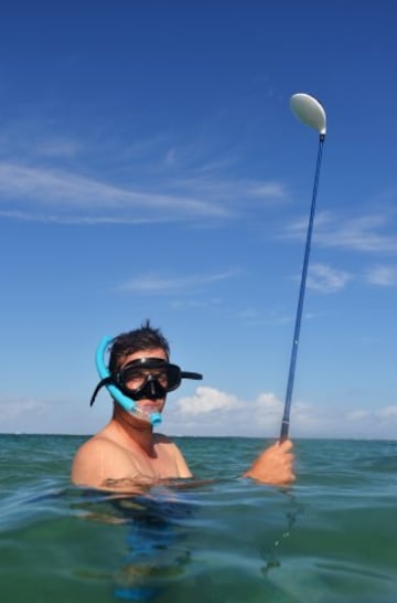 El golfista francés aprovecha las claras aguas de las Islas Mauricio para disfrutar del golf pero esta vez bajo el agua.