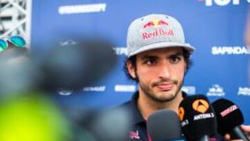 Sainz defiende la posición de su equipo en el Mundial