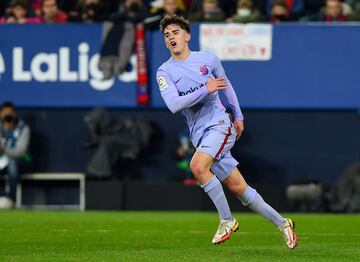 Pablo Martín Páez Gavira (Sevilla, 05/08/2004), conocido como Gavi, es otro de los jóvenes más destacados de este 2021. El futbolista del Bar?a firmó su primer contrato profesional en 2020, debutó de azulgrana en Primera el 29 de agosto de este 2021 y ha batido varios registros de precocidad muy importantes: con 17 a?os y 62 días escribió su nombre en la historia al ser el jugador más joven en debutar con la Selección espa?ola. Y con 17 a?os y 80 días se convirtió en el jugador más joven del Bar?a en ser titular en un Clásico desde 1941.