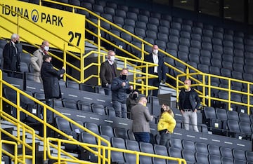 El CEO del Dortmund, Hans-Joachim Watzke, celebra en la grada la victoria ante el Schalke 04.