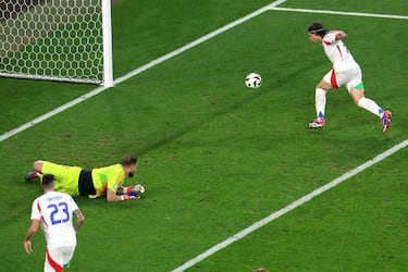 Gran acción de Nico Williams, sacándose un preciso centro a media altura, el cual roza Morata y termina golpeando en Calafiori, que la manda dentro de su propia portería. España insistió por todas las vías posibles para llegar al gol, pero fue italiano quien acabó introduciendo el balón en su propia portería, con Donnarumma vendido.