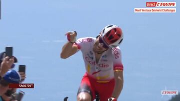 El ciclista espa&ntilde;ol del Cofidis Jes&uacute;s Herrada celebra su triunfo en el Mont Ventoux Denivele Challenges.