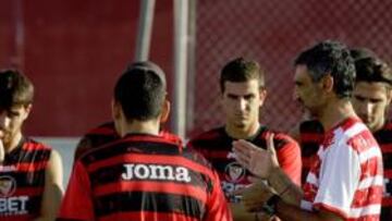 <b>REFLEXIÓN. </b>Álvarez se reunió con sus jugadores en el entrenamiento de ayer.