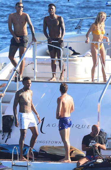 Vinicius y Militao disfrutaron, junto con sus acompañantes, de unos días en el mar Mediterráneo.