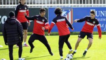 Entrenamiento del Atl&eacute;tico con el canterano &Oacute;liver y los jugadores que no viajaron a Mosc&uacute;.