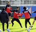 El Atlético se entrena en dos grupos preparatorios