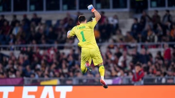 Claudio Bravo of Real Betis celebrates after Luiz Henrique of Real Betis scored second goal during the UEFA Europa League Group C stage match between AS Roma and Real Betis at Stadio Olimpico, Rome, Italy on 6 October 2022. (Photo by Giuseppe Maffia/NurPhoto via Getty Images)