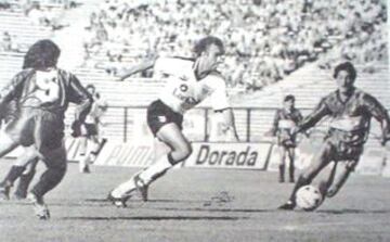 En sus 11 visitas al Monumental como futbolista, Mario Salas registró diez derrotas y un triunfo. En la foto, lo vemos en su debut en el Monumental: 03-12-1989, caída 3-1 con Everton.