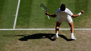 Carlos Alcaraz celebra su victoria frente a Taylor Fritz en semifinales.