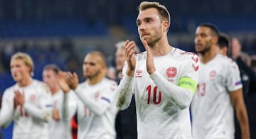 DLG02. Cardiff (United Kingdom), 16/11/2018.- Christian Eriksen of Denmark thanks supporters during the UEFA Nations League soccer match between Wales and Denmark at the Cardiff City Stadium, Cardiff, Wales, Britain, 16 November 2018