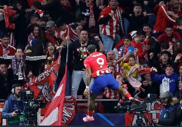 2-1. Los aficionados del Atlético de Madrid festejan el segundo gol que marca Memphis Depay.