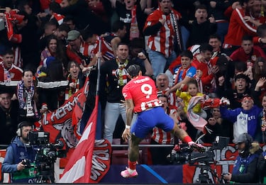 2-1. Los aficionados del Atlético de Madrid festejan el segundo gol que marca Memphis Depay.