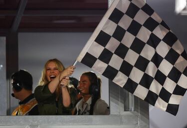 La cantante Kylie Minogue ondea la bandera a cuadros en la meta. 
