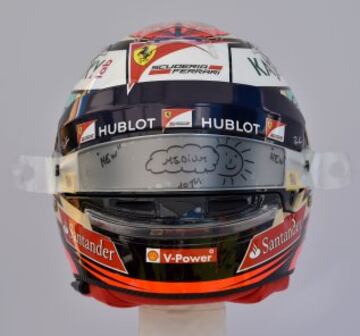 Parte delantera del casco del piloto finlandés Kimi Raikkonen de Ferrari.