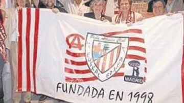 <b>HINCHADA EN MADRID. </b>Los peñistas rojiblancos de la Euskal Etxea, ayer en su sede de Madrid.
