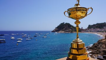El trofeo de la Ryder Cup, frente a Tossa de Mar, en la Costa Brava.