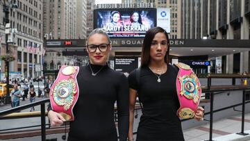 Heather Hardy y Amanda Serrano, en la puerta del Madison Square Garden.