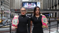 Heather Hardy y Amanda Serrano, en la puerta del Madison Square Garden.