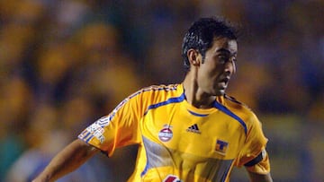 FUTBOL MEXICANO APERTURA 2006
MEXSPORT DIGITAL IMAGE
07 August 2006: Action photo of Walter Gaitan of Tigres UANL during week 1 game of the Apertura 2006./Foto de accion de Walter Gaitan de Tigres UANL durante juego de la semana 1 del Apertura 2006. MEXSPORT/ALEJANDRO ACOSTA