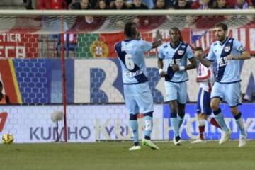 Los jugadores celebran el 2-1 de Trashorras. 