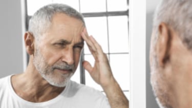 Una experta avisa de lo que sucede por arrancar una cana: “No es aconsejable” 