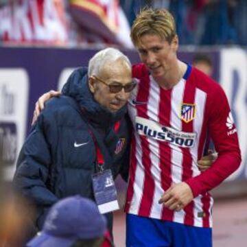 Fernando Torres con el responsable de la cantera cuando él llegó a las categorías inferiores del Atlético, Manuel Briñas.