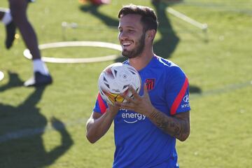 Sa¨²l ?iguez sonriente durante el entrenamiento