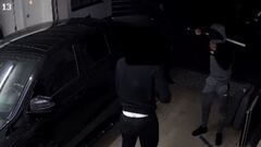 Un jugador del Arsenal llega a su garaje y se encuentra a dos ladrones con bates de béisbol