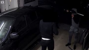 Un jugador del Arsenal llega a su garaje y se encuentra a dos ladrones con bates de béisbol